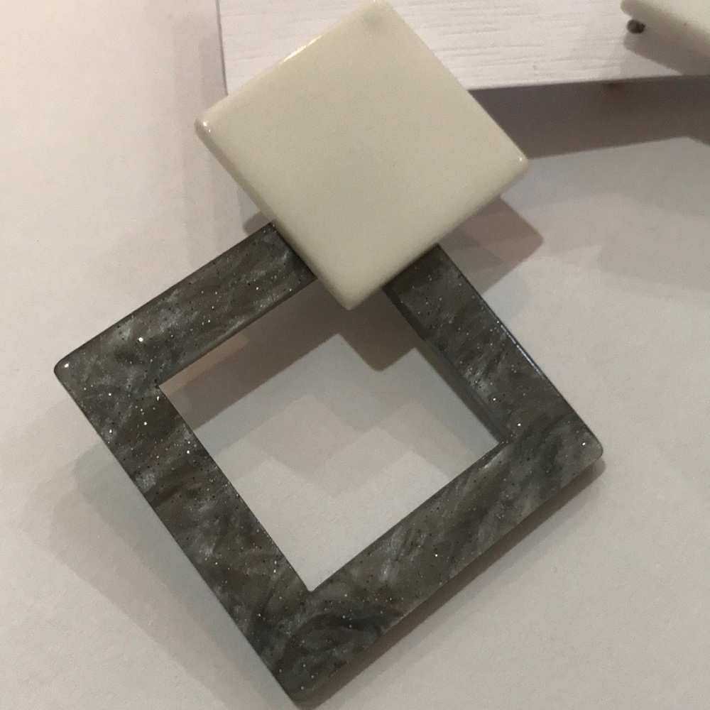 🆕 Gray & White Square Acrylic Earrings - Picture 2 of 5